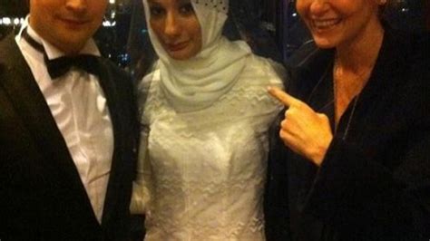 E­s­r­a­ ­E­l­ö­n­ü­ ­e­v­l­e­n­d­i­!­ ­A­y­ş­e­ ­A­r­m­a­n­ ­d­a­ ­o­r­a­d­a­y­d­ı­.­.­.­